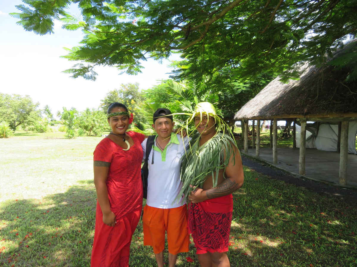 Nguyễn Chí Linh với những người dân tại Samoa