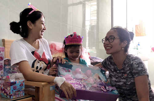 Ốc Thanh Vân chia sẻ tối 20/8 cô cùng bạn bè đi mua quà, đặt bánh kem và quần áo để Mai Phương thay dự tiệc sinh nhật con gái. Ai cũng cảm động khi chứng kiến hai mẹ con diễn viên đoàn tụ.