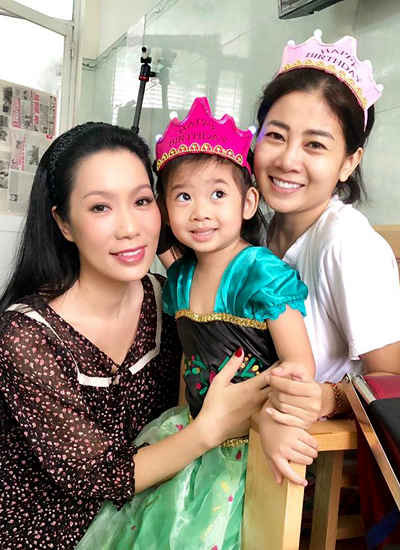 Diễn viên Trịnh Kim Chi (trái) đến mừng sinh nhật của con gái Mai Phương và hỏi thăm sức khỏe đàn em.