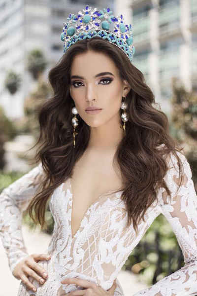 Hoa hậu Mexico, Vanessa Ponce, cao 1,73 m và năm nay 26 tuổi. Cô từng tham gia Mexicos Next Top Model mùa thứ năm và là người mẫu chuyên nghiệp.