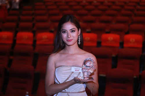 Còn thí sinh đến từ Nepal, Shrinkhala Khatiwada, vào thẳng Top 30 nhờ giải Người đẹp truyền thông và chiến thắng ở Dự án nhân ái được trao tối 3/12.