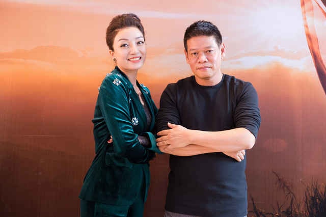 Nhạc sĩ Võ Thiện Thanh và ca sĩ Phạm Thu Hà trong buổi ra mắt MV Vũ điệu bình minh tại Hà Nội chiều 10/12.