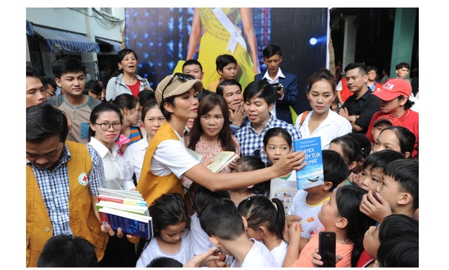 Hoa hậu Hen Nie truyền cảm hứng, tặng sách “Hạt giống tâm hồn” cho trẻ em mồ côi - 2