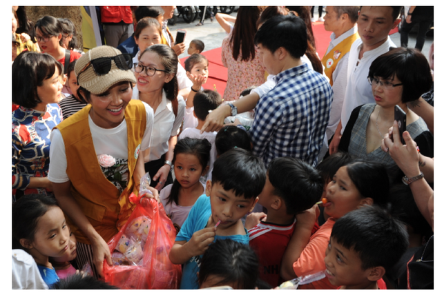 Hoa hậu Hen Nie truyền cảm hứng, tặng sách “Hạt giống tâm hồn” cho trẻ em mồ côi - 4