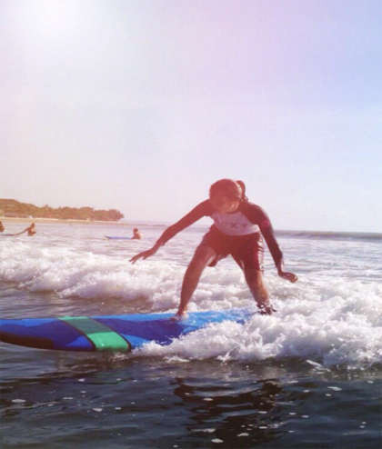 Hồng Vân lướt ván tại Bali, sau 5 ngày quyết tâm học bơi. Ảnh: Vân Nguyễn.