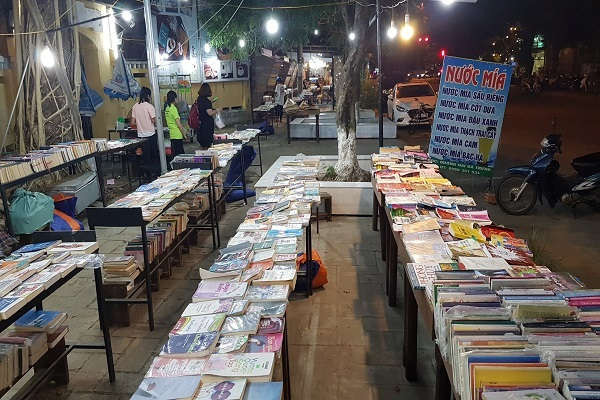 'Con đường sách' ở Huế bị khai tử sau một năm vì bày sách giả, sách lậu