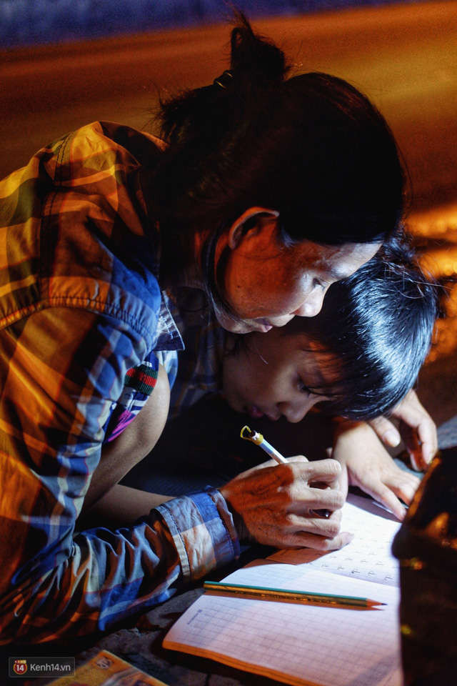Phía sau bức ảnh cậu bé học bài trên vỉa hè cạnh chợ Bến Thành Sài Gòn: Không giấy tờ, không nhà cửa thì đi học làm sao... - Ảnh 11.
