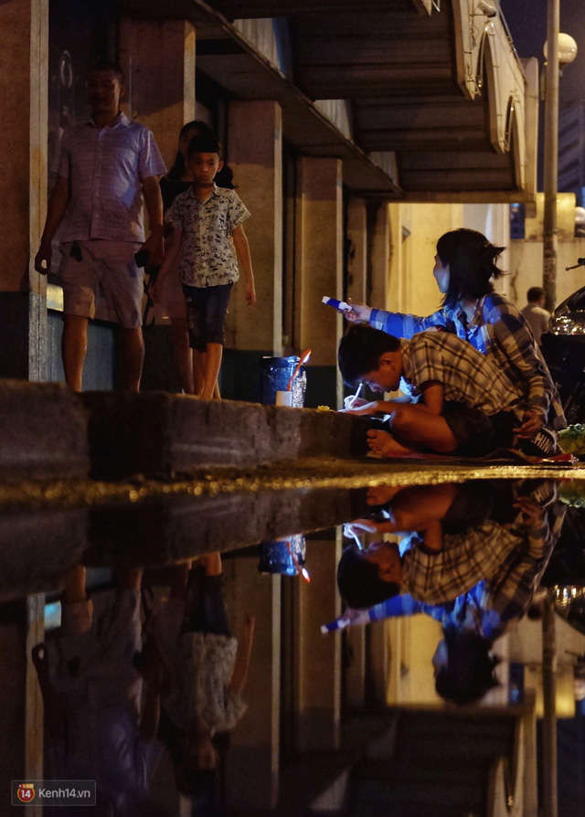 Phía sau bức ảnh cậu bé học bài trên vỉa hè cạnh chợ Bến Thành Sài Gòn: Không giấy tờ, không nhà cửa thì đi học làm sao... - Ảnh 3.