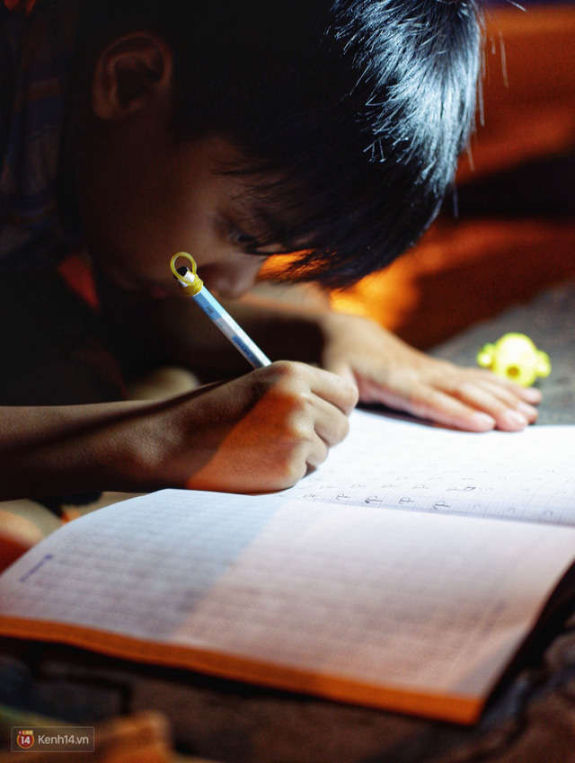 Phía sau bức ảnh cậu bé học bài trên vỉa hè cạnh chợ Bến Thành Sài Gòn: Không giấy tờ, không nhà cửa thì đi học làm sao... - Ảnh 4.