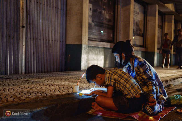 Phía sau bức ảnh cậu bé học bài trên vỉa hè cạnh chợ Bến Thành Sài Gòn: Không giấy tờ, không nhà cửa thì đi học làm sao... - Ảnh 6.