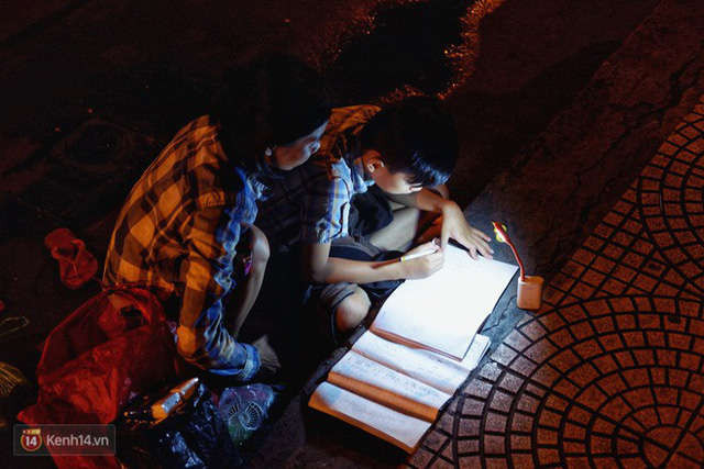 Phía sau bức ảnh cậu bé học bài trên vỉa hè cạnh chợ Bến Thành Sài Gòn: Không giấy tờ, không nhà cửa thì đi học làm sao... - Ảnh 7.