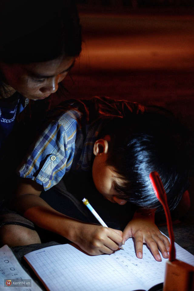 Phía sau bức ảnh cậu bé học bài trên vỉa hè cạnh chợ Bến Thành Sài Gòn: Không giấy tờ, không nhà cửa thì đi học làm sao... - Ảnh 8.