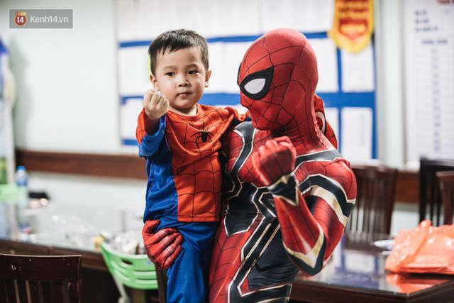 Chàng trai 26 tuổi trong bộ đồ người nhện ở Bệnh viện Nhi Trung ương: “Thay vì chờ đợi, hãy tự tạo cơ hội giúp đỡ người khác” - Ảnh 15.