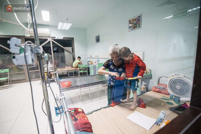 Chàng trai 26 tuổi trong bộ đồ người nhện ở Bệnh viện Nhi Trung ương: “Thay vì chờ đợi, hãy tự tạo cơ hội giúp đỡ người khác” - Ảnh 16.