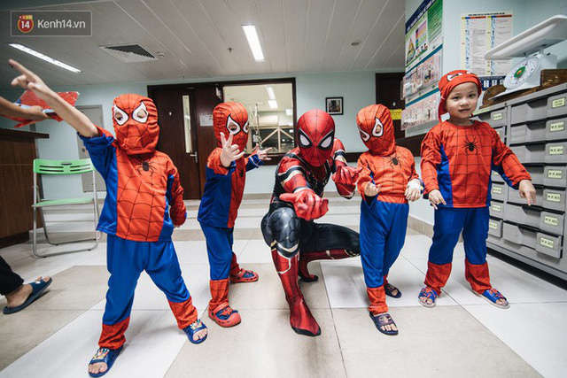 Chàng trai 26 tuổi trong bộ đồ người nhện ở Bệnh viện Nhi Trung ương: “Thay vì chờ đợi, hãy tự tạo cơ hội giúp đỡ người khác” - Ảnh 7.
