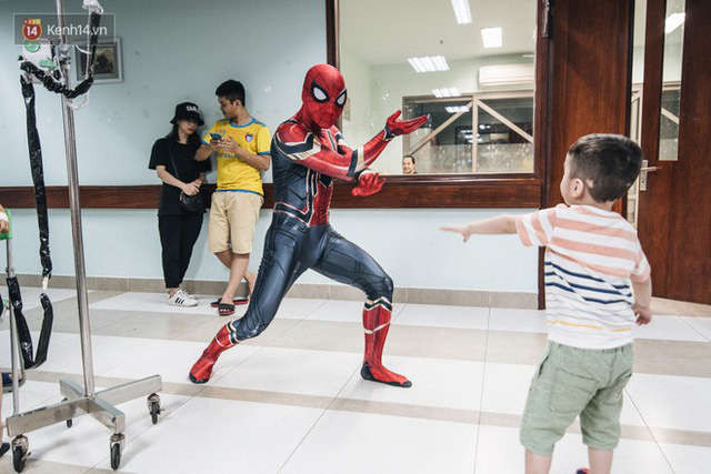 Chàng trai 26 tuổi trong bộ đồ người nhện ở Bệnh viện Nhi Trung ương: “Thay vì chờ đợi, hãy tự tạo cơ hội giúp đỡ người khác” - Ảnh 8.
