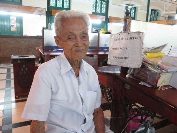 Gặp người viết thư tình xuyên thế kỷ ở Bưu điện Sài Gòn - Ảnh 6.