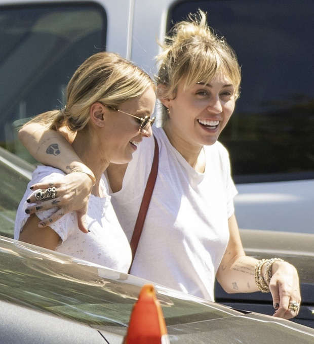 Nhanh như chớp, Miley Cyrus đã chia tay bạn gái Kaitlynn Carter chỉ sau 6 tuần hẹn hò - Ảnh 1.