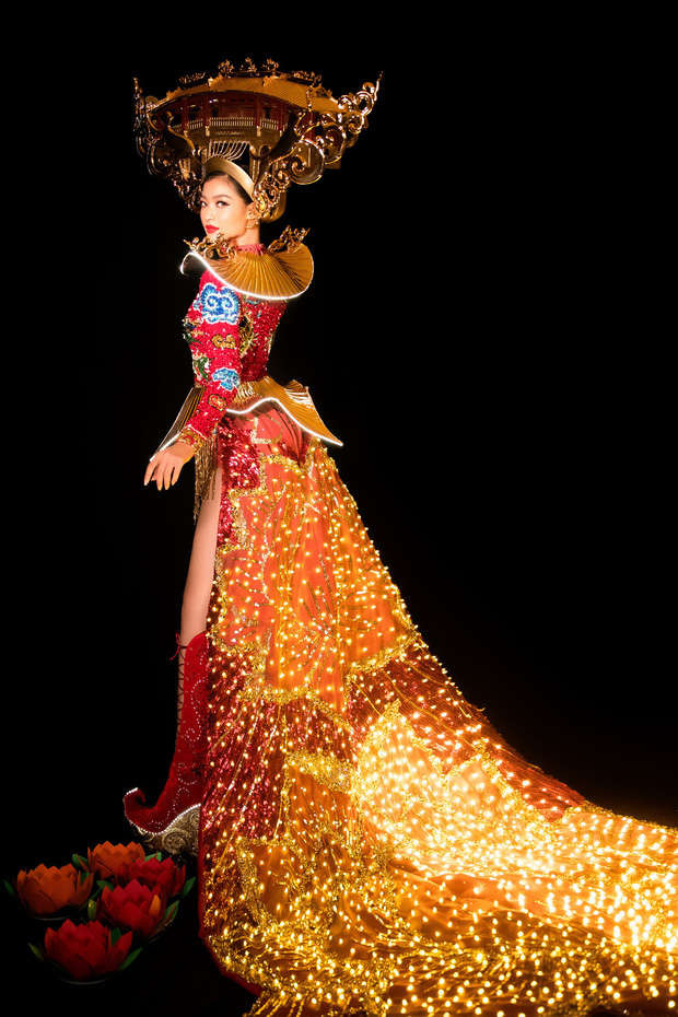 Mãn nhãn với Quốc Phục cảm hứng Hội An, đính 2.000 bóng đèn của Á hậu Kiều Loan mang đến Hoa hậu Hoà Bình - Ảnh 4.
