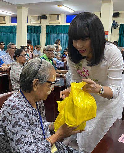 Ngoài hỗ trợ tiền, Việt Trinh tặng thêm quà cho bệnh nhân nghèo. Ảnh: V.T