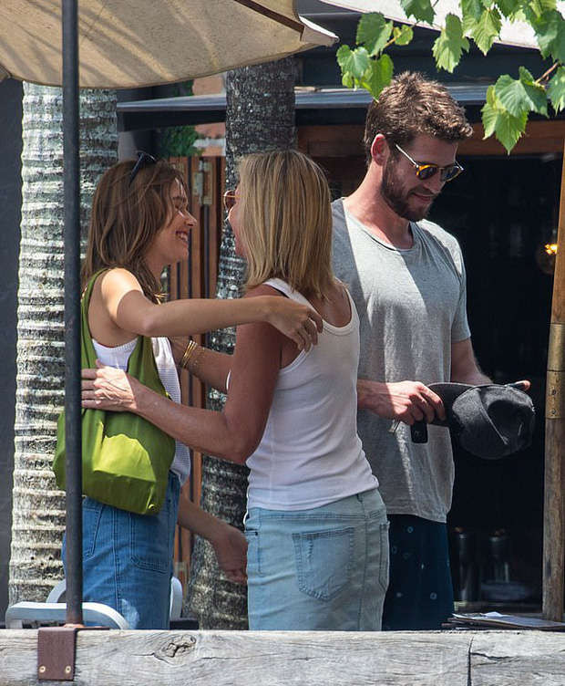 Liam Hemsworth tiếp tục thay người yêu: Mẫu sinh năm 1998, còn dẫn về ra mắt bố mẹ giữa lúc ly hôn Miley Cyrus - Ảnh 4.