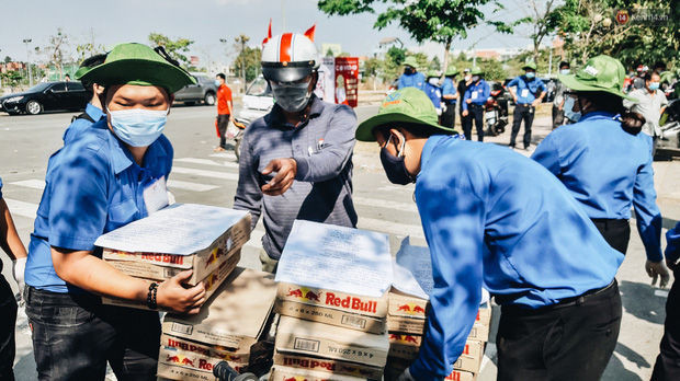 Người cách ly ở KTX âm thầm mua sữa tặng các anh dân quân tự vệ để cảm ơn vì ngày đêm chuyển hàng viện trợ - Ảnh 14.