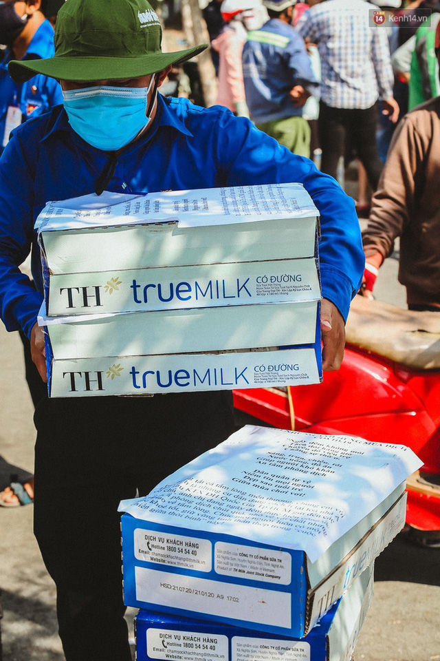 Người cách ly ở KTX âm thầm mua sữa tặng các anh dân quân tự vệ để cảm ơn vì ngày đêm chuyển hàng viện trợ - Ảnh 15.