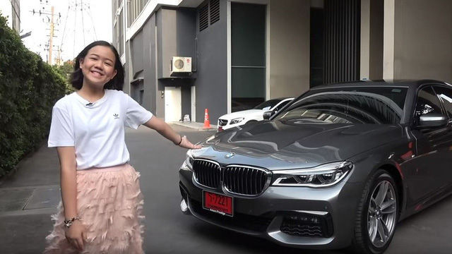 Con nhà người ta: YouTuber người Thái 12 tuổi tự mua BMW 7-Series làm quà sinh nhật, 11 tuổi được lựa chọn là nghệ sĩ trang điểm tại London Fashion Week - Ảnh 2.