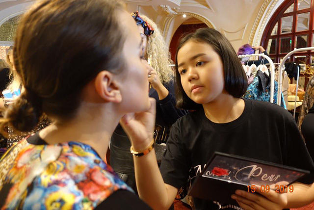 Con nhà người ta: YouTuber người Thái 12 tuổi tự mua BMW 7-Series làm quà sinh nhật, 11 tuổi được lựa chọn là nghệ sĩ trang điểm tại London Fashion Week - Ảnh 5.