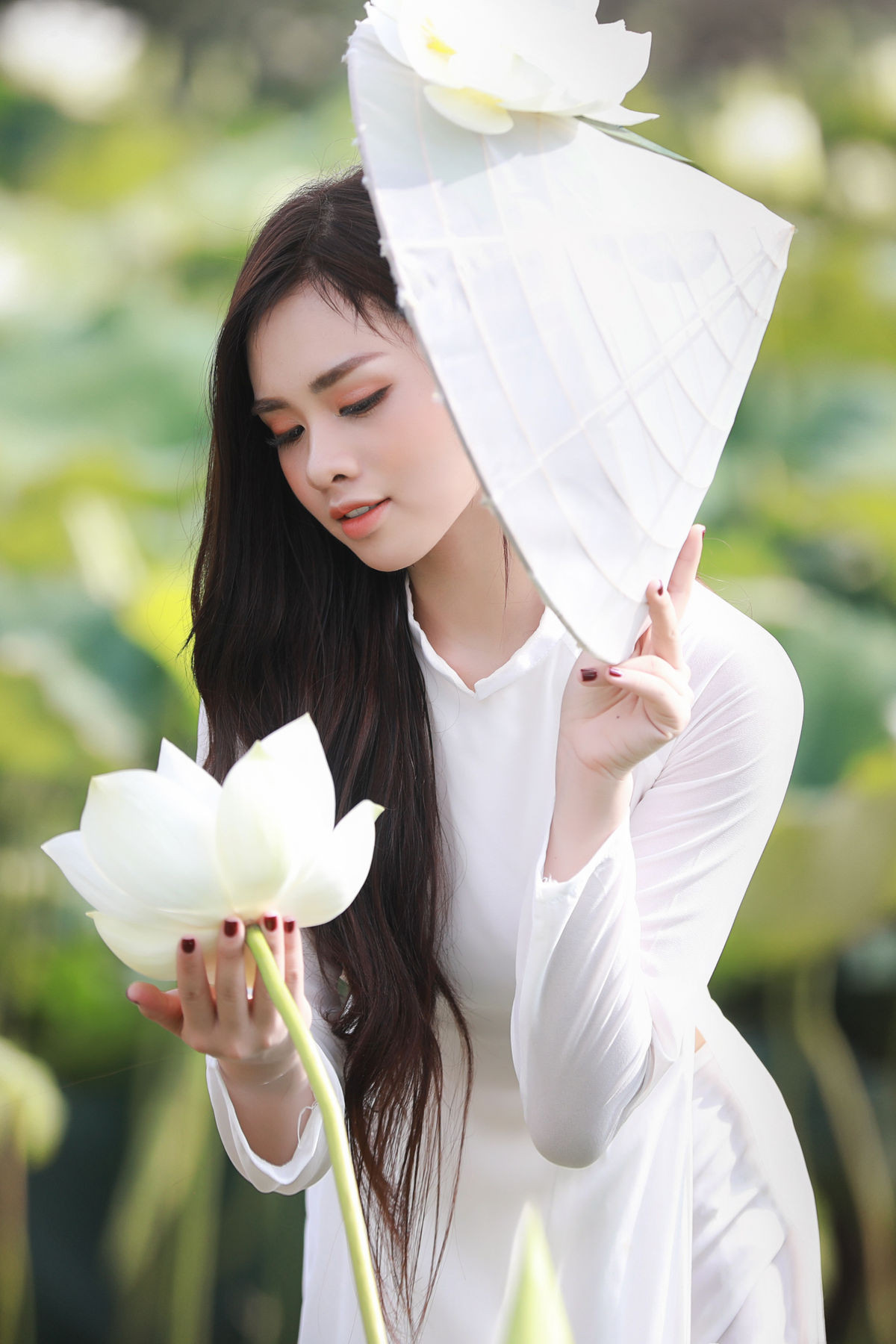 Nữ sinh trường Báo gợi cảm hút hồn bên hoa sen trắng - 11