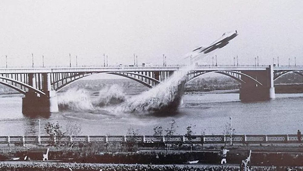 Cú bay huyền thoại xuyên qua gầm cầu của tiêm kích cận siêu âm MiG-17 - 1