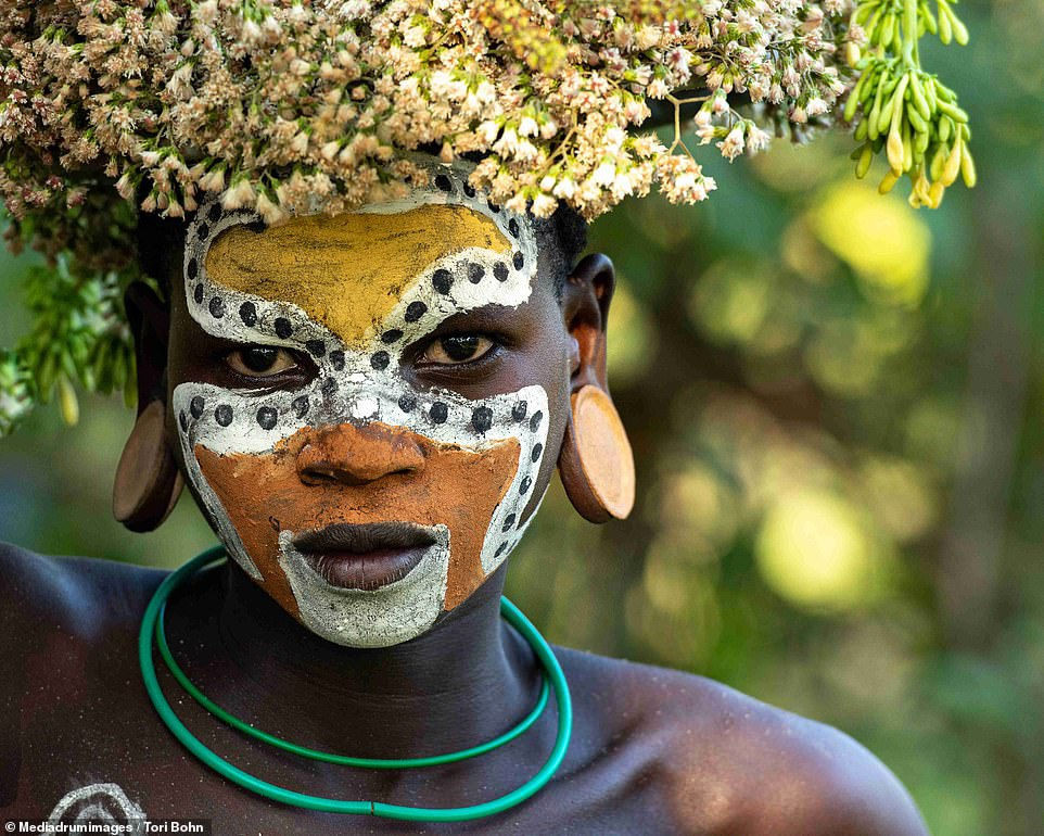 Vẻ đẹp độc đáo trong cách trang điểm, làm tóc của bộ lạc Châu Phi - 1