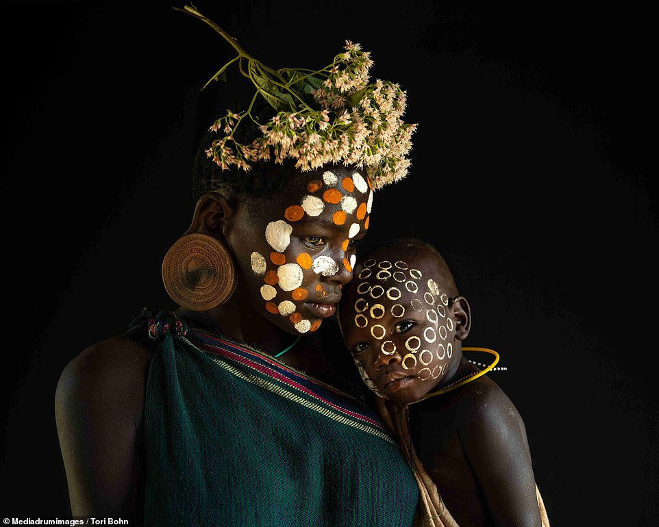 Vẻ đẹp độc đáo trong cách trang điểm, làm tóc của bộ lạc Châu Phi - 2