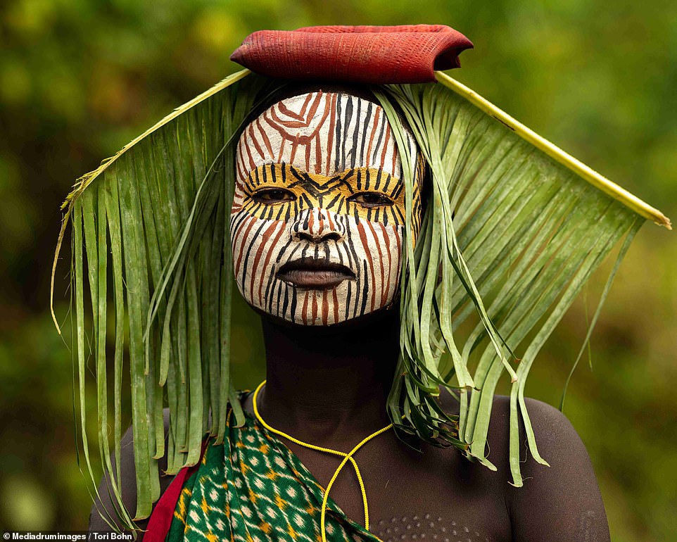 Vẻ đẹp độc đáo trong cách trang điểm, làm tóc của bộ lạc Châu Phi - 6