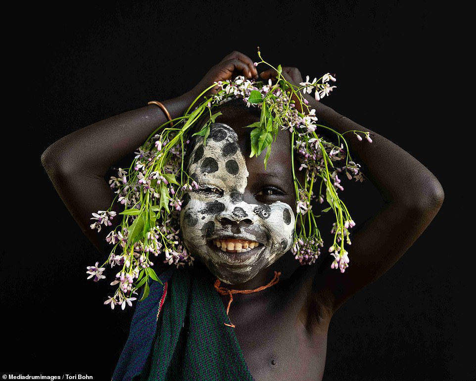 Vẻ đẹp độc đáo trong cách trang điểm, làm tóc của bộ lạc Châu Phi - 7