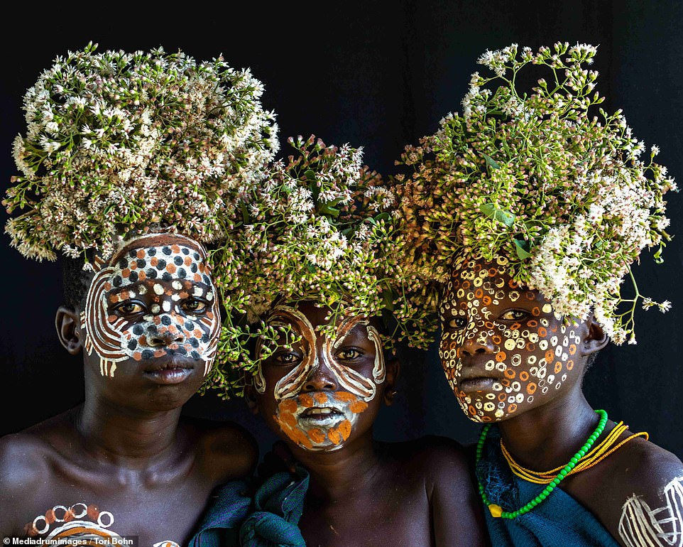 Vẻ đẹp độc đáo trong cách trang điểm, làm tóc của bộ lạc Châu Phi - 8