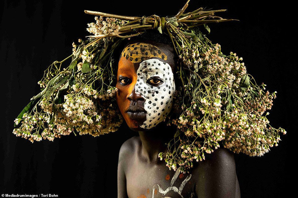 Vẻ đẹp độc đáo trong cách trang điểm, làm tóc của bộ lạc Châu Phi - 10