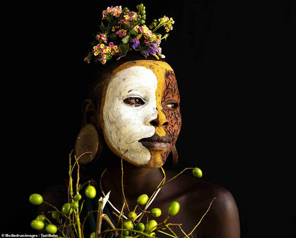 Vẻ đẹp độc đáo trong cách trang điểm, làm tóc của bộ lạc Châu Phi - 11