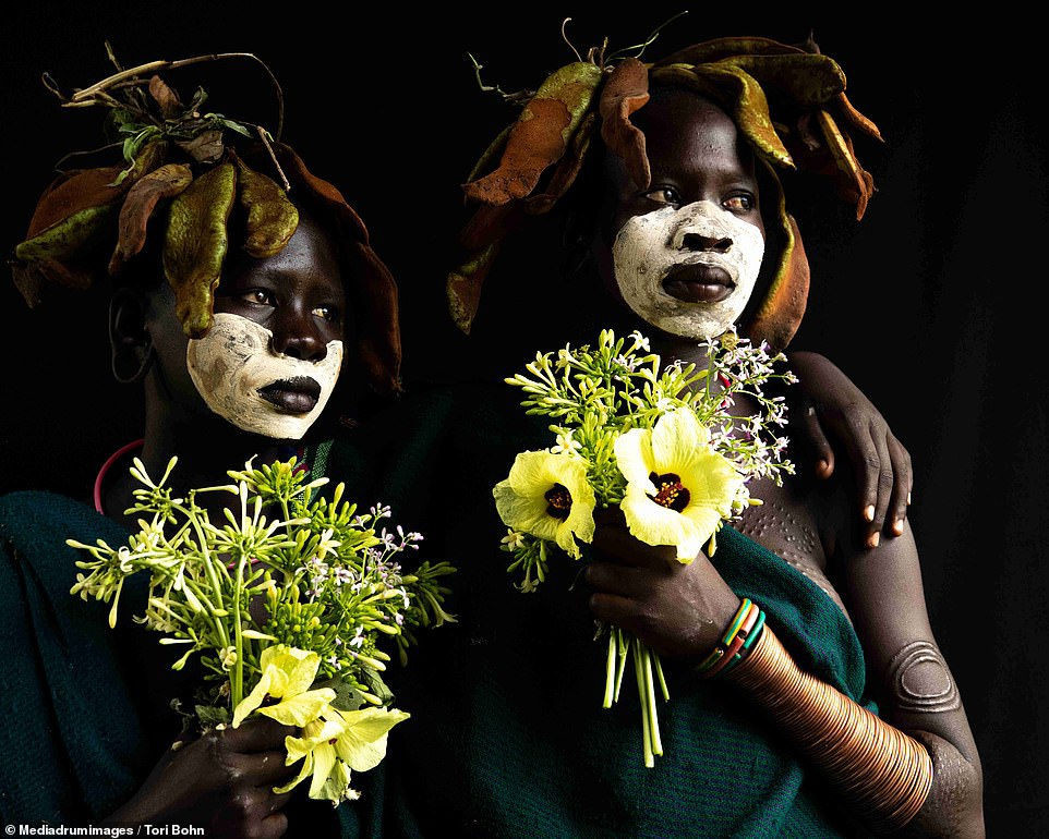 Vẻ đẹp độc đáo trong cách trang điểm, làm tóc của bộ lạc Châu Phi - 12