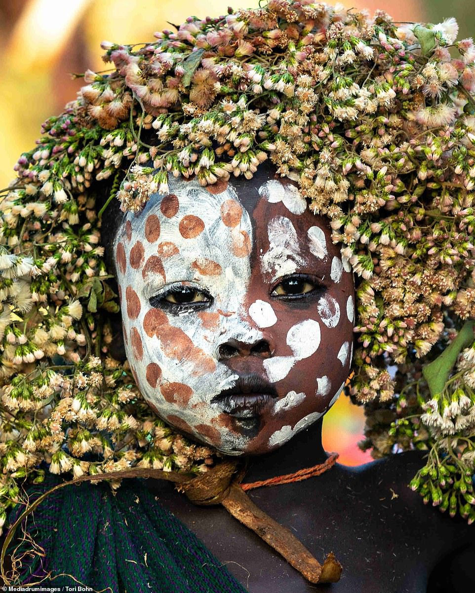 Vẻ đẹp độc đáo trong cách trang điểm, làm tóc của bộ lạc Châu Phi - 13
