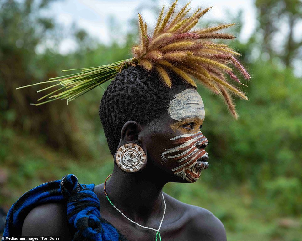 Vẻ đẹp độc đáo trong cách trang điểm, làm tóc của bộ lạc Châu Phi - 14