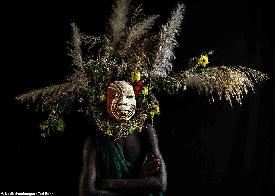 Vẻ đẹp độc đáo trong cách trang điểm, làm tóc của bộ lạc Châu Phi - 15