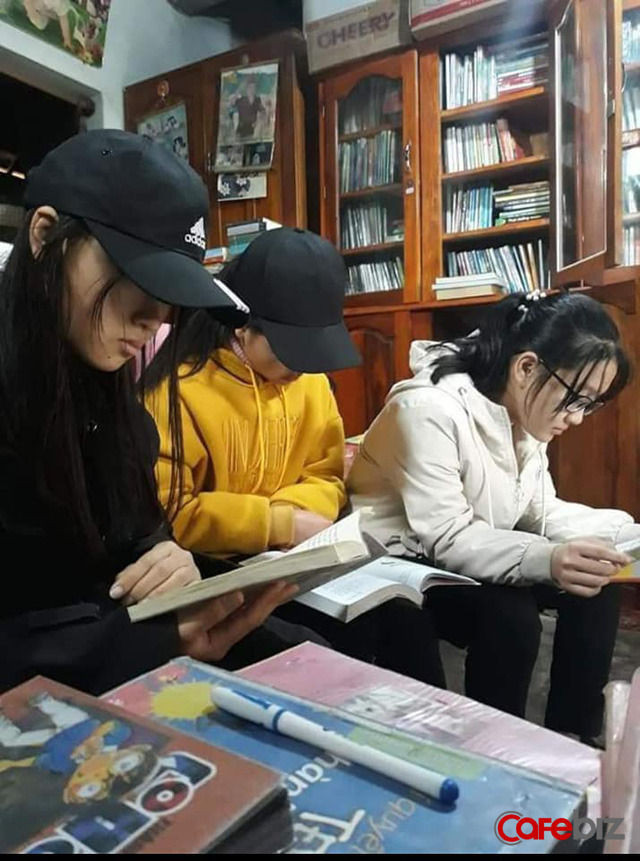 Cổ tích giữa đời thường: Vượt định kiến con hoang và bệnh hiểm nghèo, cô gái Nghệ An bán bột nghệ làm thư viện cho mọi người đọc miễn phí - Ảnh 2.