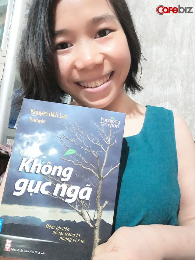 Cổ tích giữa đời thường: Vượt định kiến con hoang và bệnh hiểm nghèo, cô gái Nghệ An bán bột nghệ làm thư viện cho mọi người đọc miễn phí - Ảnh 1.