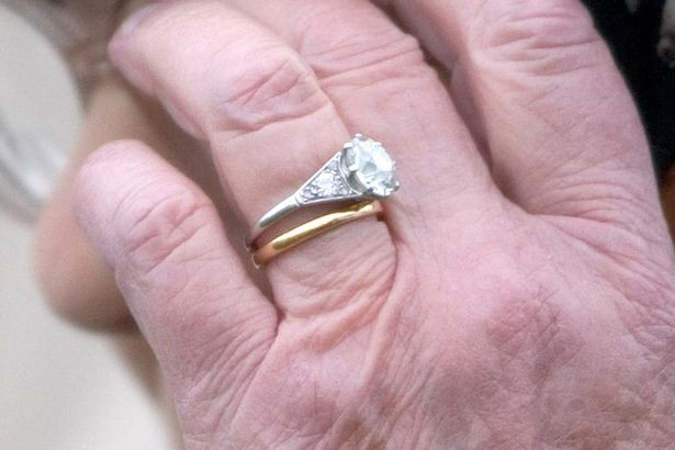  Chiếc nhẫn cưới đặc biệt của Nữ hoàng Anh ẩn chứa thông điệp bí ẩn chỉ 3 người biết - Ảnh 2.