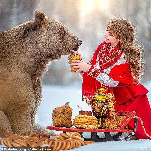 Chú gấu mồ côi bỗng trở thành “người mẫu ăn khách” - 9