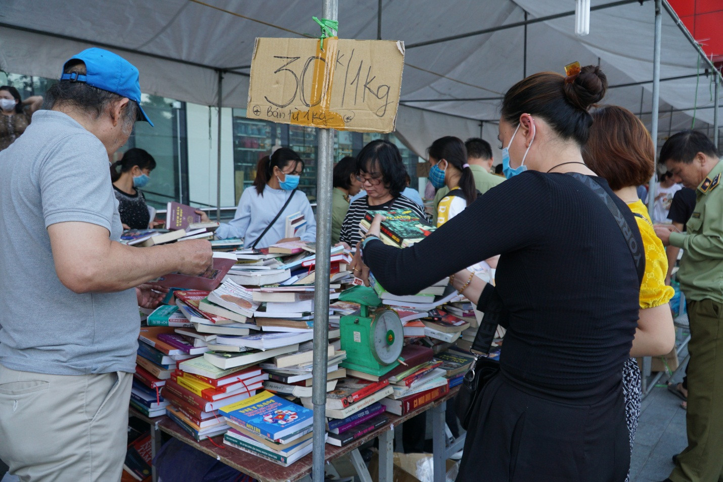 Thu giữ hàng loạt sách giả tại Hội chợ sách ở Hà Nội - 3