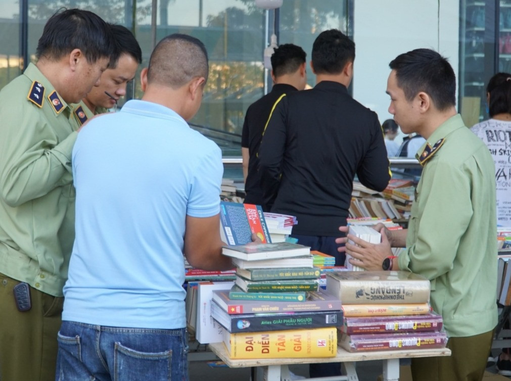 Thu giữ hàng loạt sách giả tại Hội chợ sách ở Hà Nội - 1