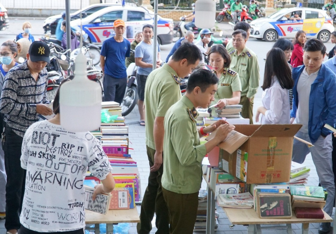 Thu giữ hàng loạt sách giả tại Hội chợ sách ở Hà Nội - 2