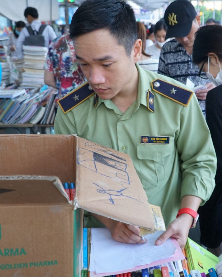 Thu giữ hàng loạt sách giả tại Hội chợ sách ở Hà Nội - 5